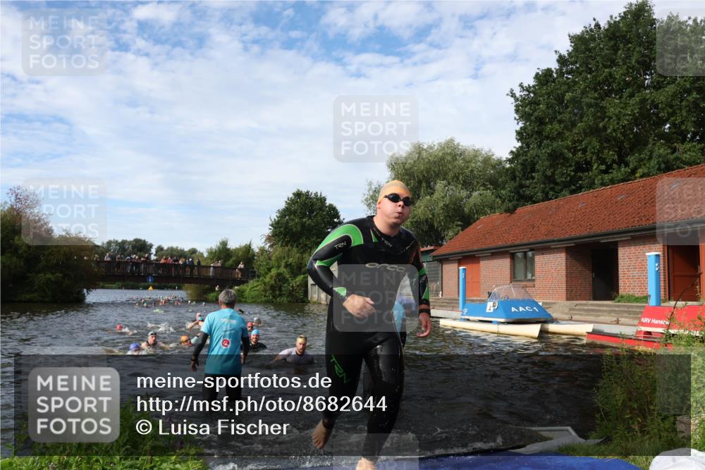 31.08.2025 - Elbe Triathlon Hamburg Luisa Fischer http://msf.ph/oto/8682644 31.08.2025 10:11:16 Schwimmen 936, 953, 978, 1049, 1074, 1095, 1097 meine-sportfotos.de
