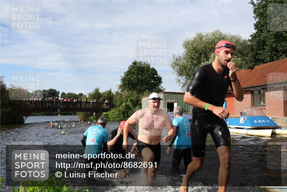 31.08.2025 - Elbe Triathlon Hamburg Luisa Fischer http://msf.ph/oto/8682691 31.08.2025 10:11:30 Schwimmen 957, 975, 983, 996, 1001, 1043, 1065, 1083, 1096, 1107, 1109 meine-sportfotos.de