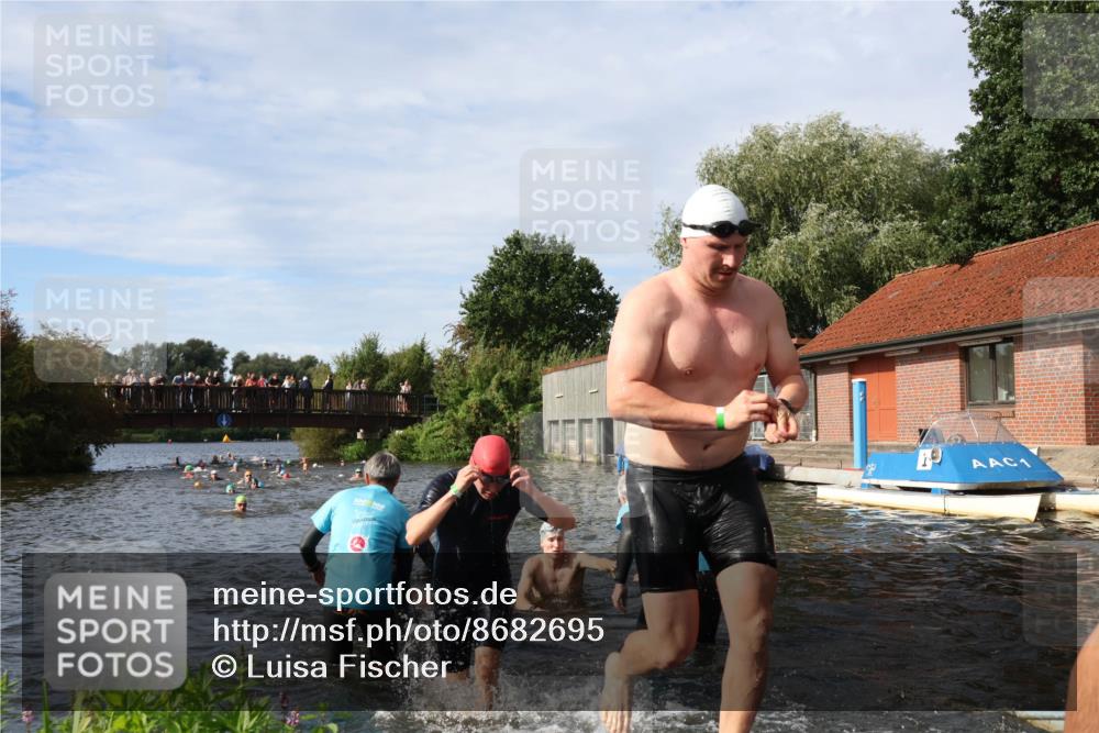 31.08.2025 - Elbe Triathlon Hamburg Luisa Fischer http://msf.ph/oto/8682695 31.08.2025 10:11:30 Schwimmen 957, 975, 983, 996, 1001, 1043, 1065, 1083, 1096, 1107, 1109 meine-sportfotos.de