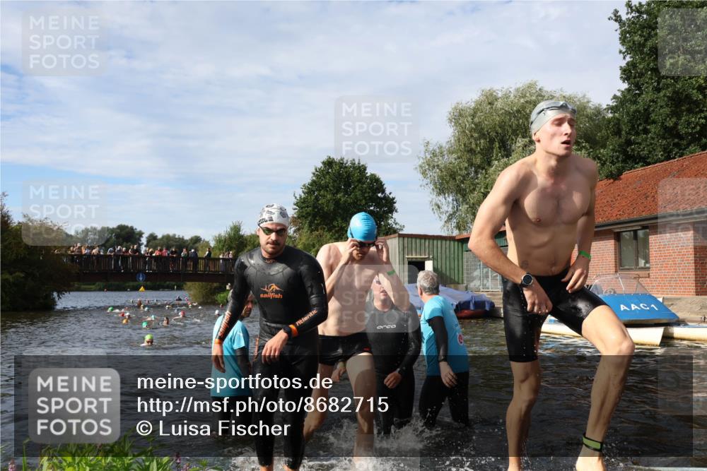 31.08.2025 - Elbe Triathlon Hamburg Luisa Fischer http://msf.ph/oto/8682715 31.08.2025 10:11:34 Schwimmen 957, 983, 1043, 1065, 1096, 1107, 1109 meine-sportfotos.de