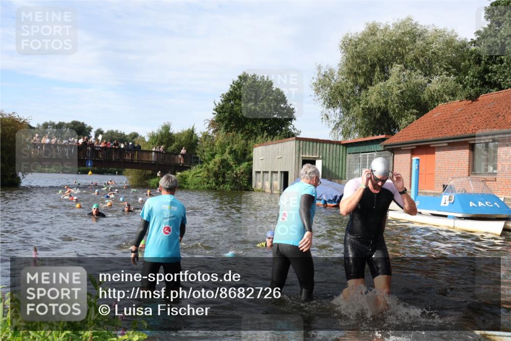 31.08.2025 - Elbe Triathlon Hamburg Luisa Fischer http://msf.ph/oto/8682726 31.08.2025 10:11:43 Schwimmen 945, 980, 1048, 1052 meine-sportfotos.de