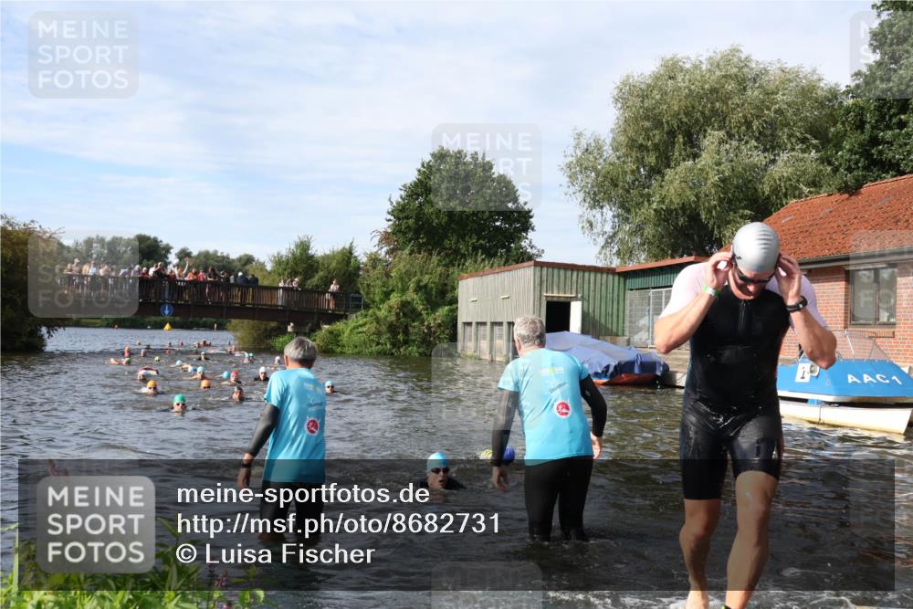 31.08.2025 - Elbe Triathlon Hamburg Luisa Fischer http://msf.ph/oto/8682731 31.08.2025 10:11:44 Schwimmen 945, 980, 1048, 1052 meine-sportfotos.de