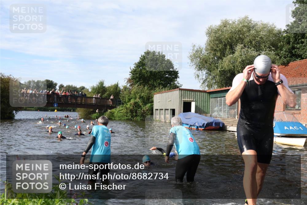 31.08.2025 - Elbe Triathlon Hamburg Luisa Fischer http://msf.ph/oto/8682734 31.08.2025 10:11:45 Schwimmen 945, 980, 1048, 1052 meine-sportfotos.de