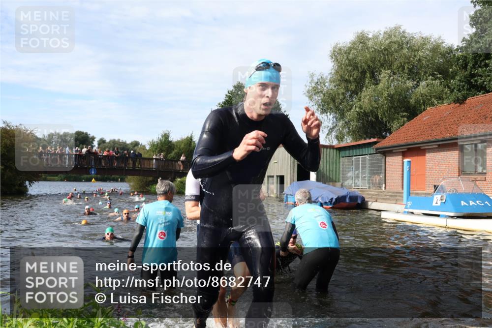31.08.2025 - Elbe Triathlon Hamburg Luisa Fischer http://msf.ph/oto/8682747 31.08.2025 10:11:49 Schwimmen 945, 980, 1048, 1052 meine-sportfotos.de