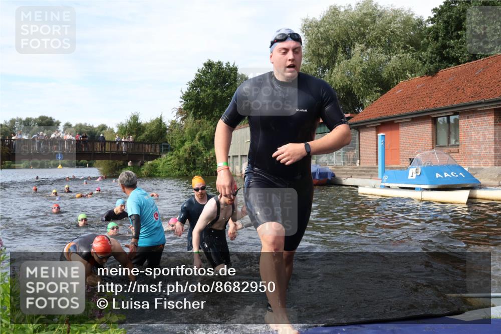 31.08.2025 - Elbe Triathlon Hamburg Luisa Fischer http://msf.ph/oto/8682950 31.08.2025 10:12:40 Schwimmen 935, 948, 951, 964, 973, 997, 1013, 1018, 1026, 1075, 1088 meine-sportfotos.de