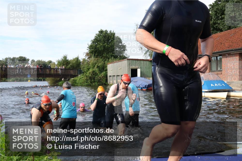 31.08.2025 - Elbe Triathlon Hamburg Luisa Fischer http://msf.ph/oto/8682953 31.08.2025 10:12:40 Schwimmen 935, 948, 951, 964, 973, 997, 1013, 1018, 1026, 1075, 1088 meine-sportfotos.de