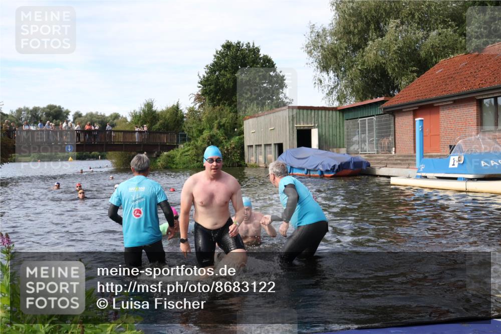 31.08.2025 - Elbe Triathlon Hamburg Luisa Fischer http://msf.ph/oto/8683122 31.08.2025 10:13:25 Schwimmen 979, 1021, 1035 meine-sportfotos.de