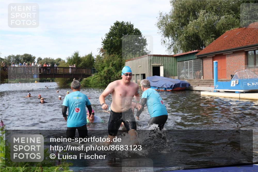 31.08.2025 - Elbe Triathlon Hamburg Luisa Fischer http://msf.ph/oto/8683123 31.08.2025 10:13:25 Schwimmen 979, 1021, 1035 meine-sportfotos.de