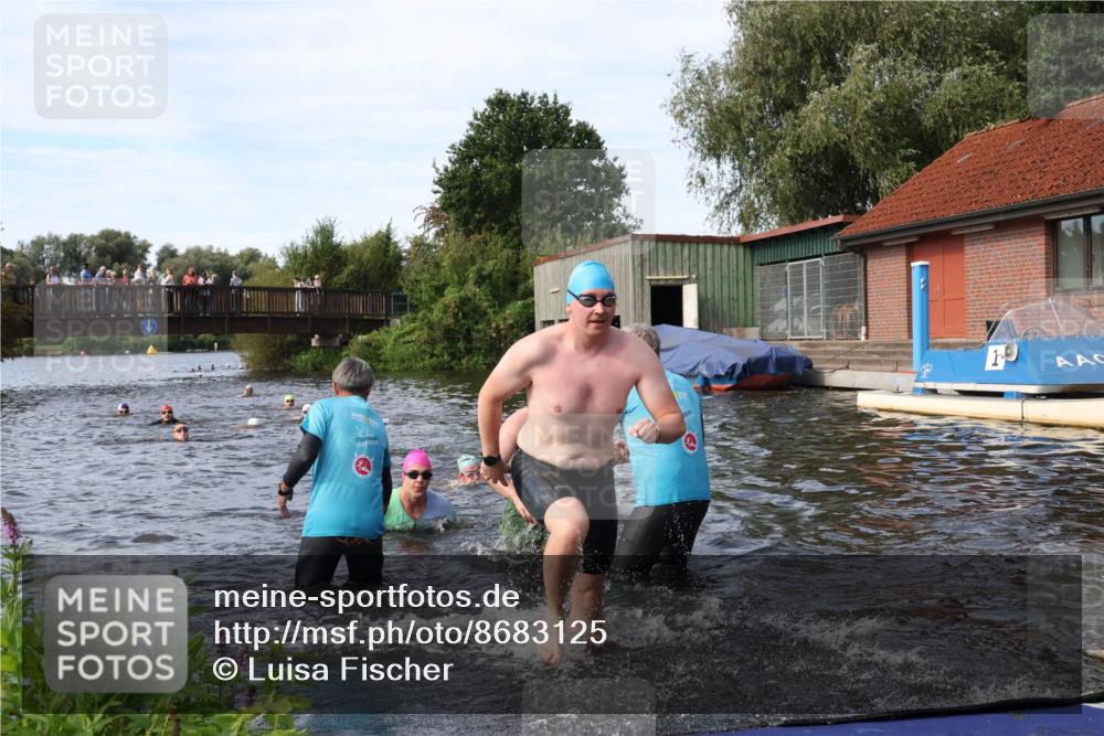 31.08.2025 - Elbe Triathlon Hamburg Luisa Fischer http://msf.ph/oto/8683125 31.08.2025 10:13:25 Schwimmen 979, 1021, 1035 meine-sportfotos.de