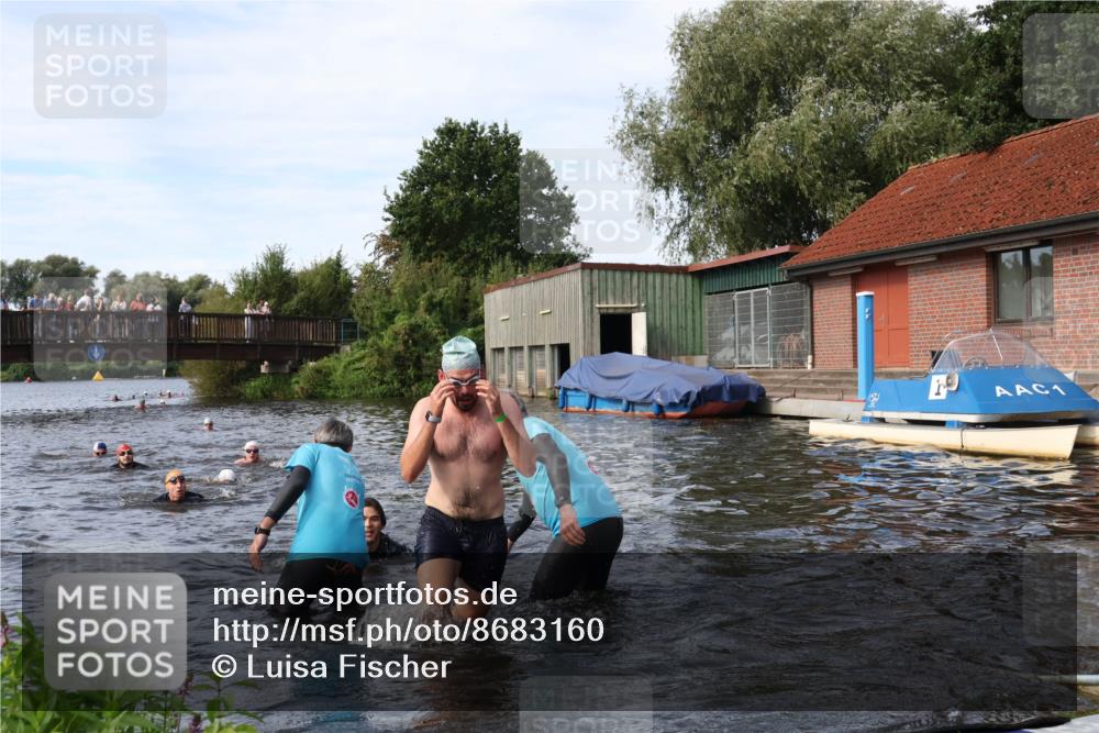 31.08.2025 - Elbe Triathlon Hamburg Luisa Fischer http://msf.ph/oto/8683160 31.08.2025 10:13:32 Schwimmen 979, 1055 meine-sportfotos.de