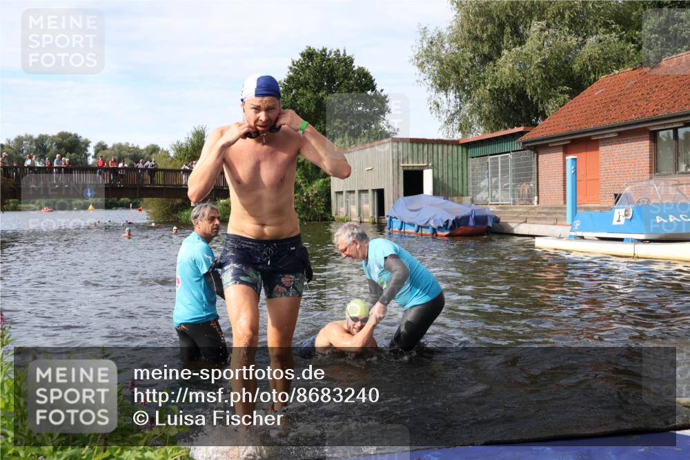 31.08.2025 - Elbe Triathlon Hamburg Luisa Fischer http://msf.ph/oto/8683240 31.08.2025 10:13:55 Schwimmen 1029, 1054, 1059 meine-sportfotos.de