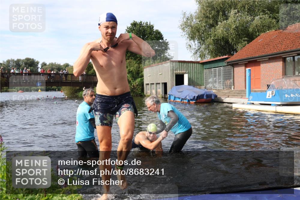 31.08.2025 - Elbe Triathlon Hamburg Luisa Fischer http://msf.ph/oto/8683241 31.08.2025 10:13:55 Schwimmen 1029, 1054, 1059 meine-sportfotos.de