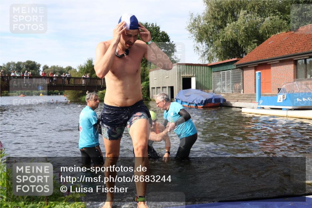 31.08.2025 - Elbe Triathlon Hamburg Luisa Fischer http://msf.ph/oto/8683244 31.08.2025 10:13:55 Schwimmen 1029, 1054, 1059 meine-sportfotos.de