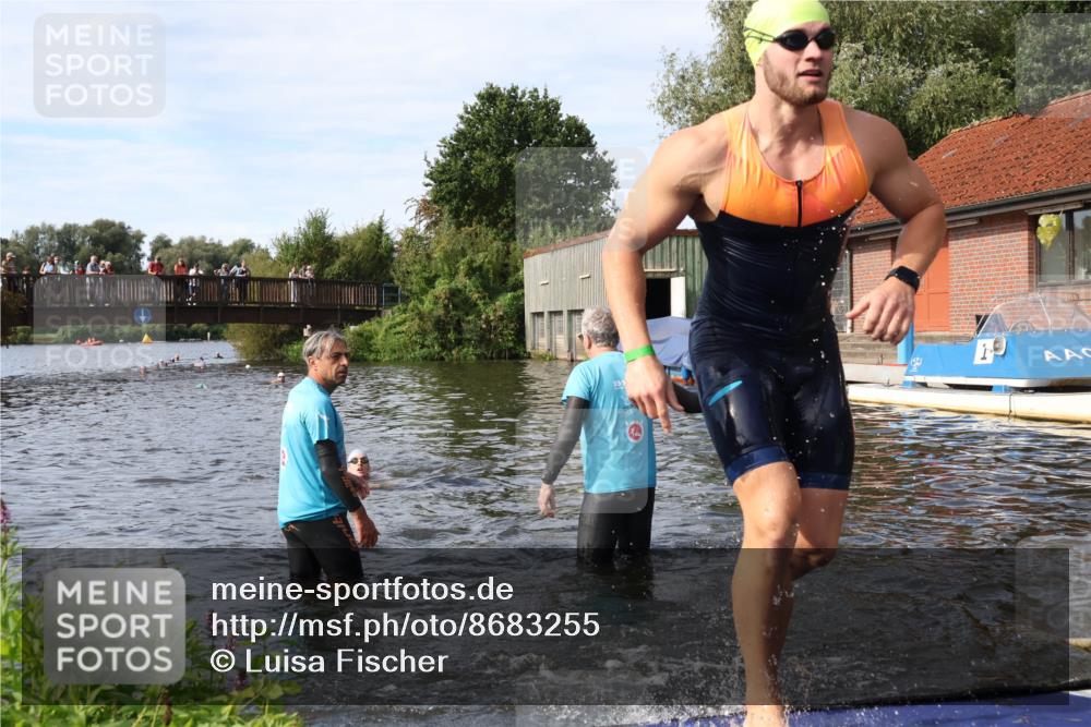 31.08.2025 - Elbe Triathlon Hamburg Luisa Fischer http://msf.ph/oto/8683255 31.08.2025 10:13:58 Schwimmen 1010, 1054, 1059 meine-sportfotos.de