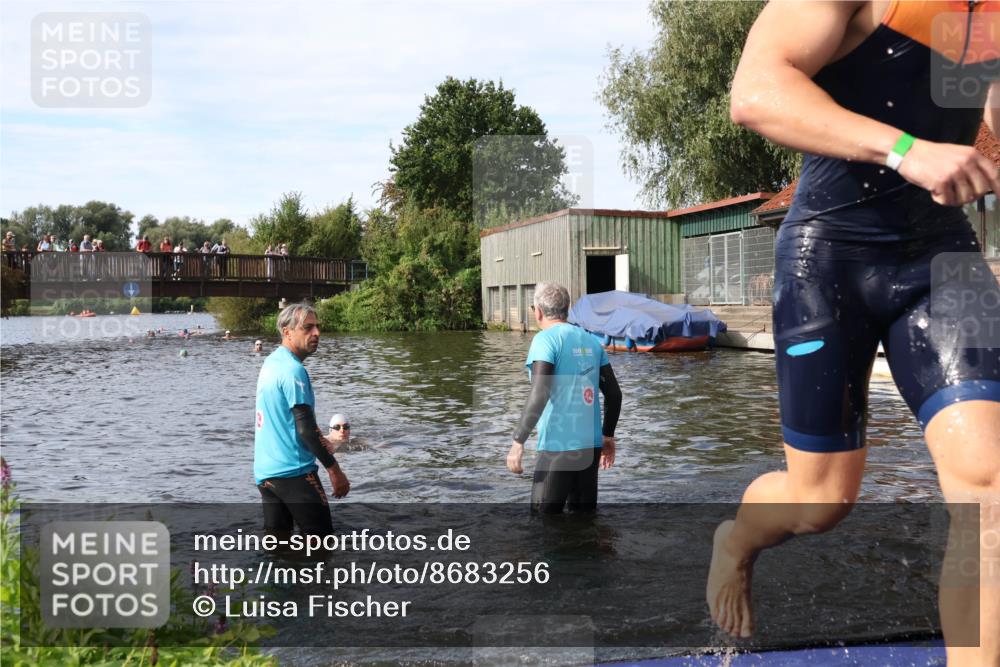 31.08.2025 - Elbe Triathlon Hamburg Luisa Fischer http://msf.ph/oto/8683256 31.08.2025 10:13:58 Schwimmen 1010, 1054, 1059 meine-sportfotos.de