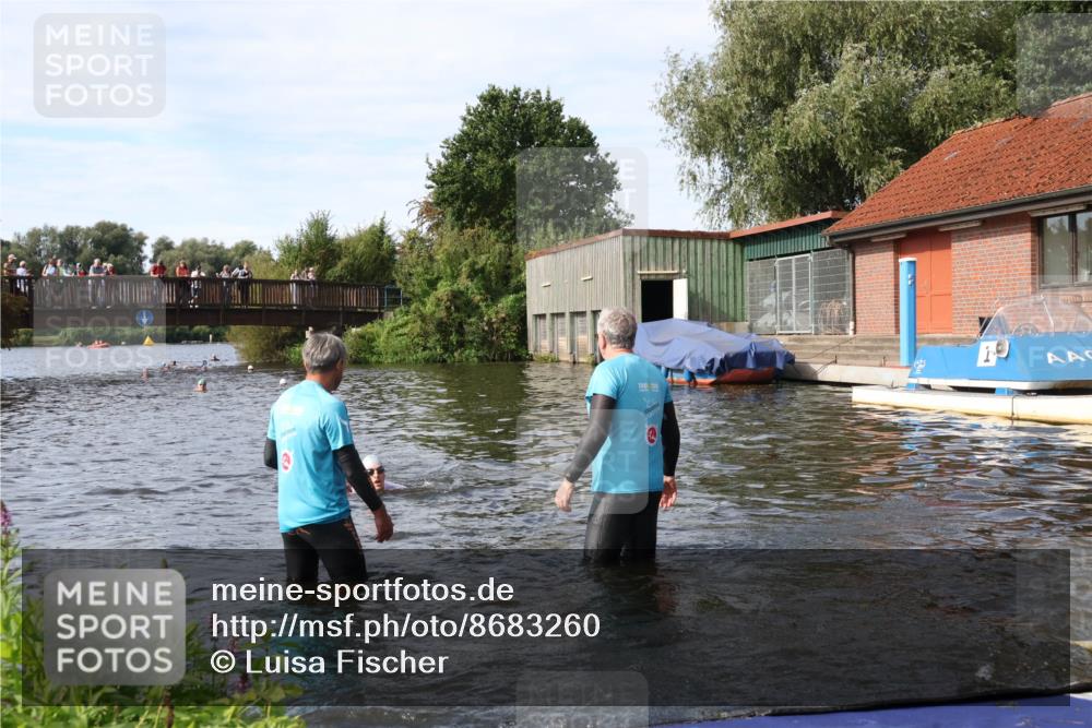 31.08.2025 - Elbe Triathlon Hamburg Luisa Fischer http://msf.ph/oto/8683260 31.08.2025 10:13:59 Schwimmen 1010, 1054, 1059 meine-sportfotos.de