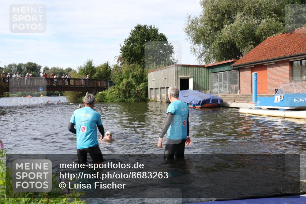 31.08.2025 - Elbe Triathlon Hamburg Luisa Fischer http://msf.ph/oto/8683263 31.08.2025 10:13:59 Schwimmen 1010, 1054, 1059 meine-sportfotos.de