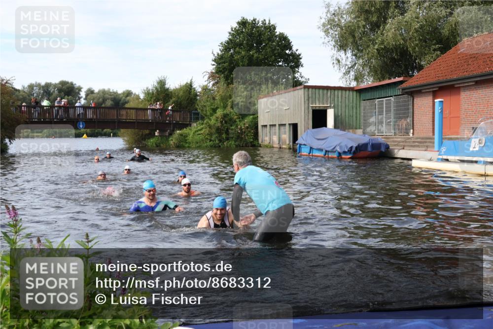31.08.2025 - Elbe Triathlon Hamburg Luisa Fischer http://msf.ph/oto/8683312 31.08.2025 10:15:04 Schwimmen 956, 1038, 1057 meine-sportfotos.de