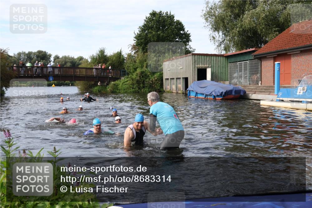 31.08.2025 - Elbe Triathlon Hamburg Luisa Fischer http://msf.ph/oto/8683314 31.08.2025 10:15:04 Schwimmen 956, 1038, 1057 meine-sportfotos.de