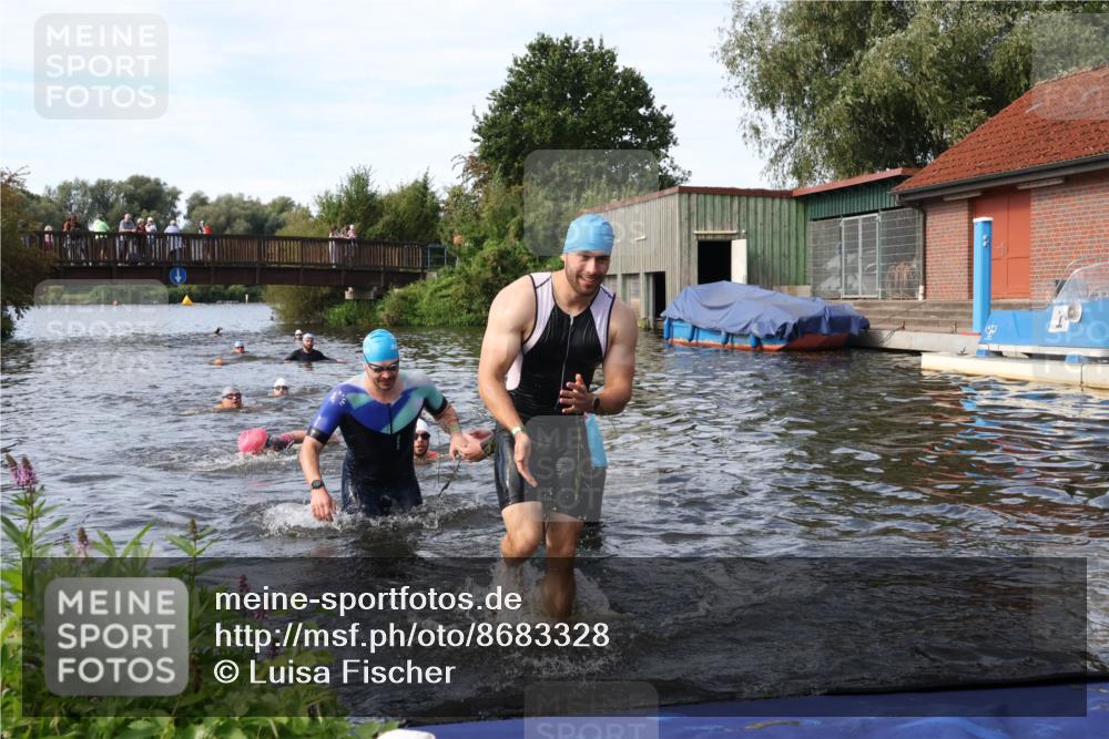 31.08.2025 - Elbe Triathlon Hamburg Luisa Fischer http://msf.ph/oto/8683328 31.08.2025 10:15:07 Schwimmen 956, 1057, 1068 meine-sportfotos.de