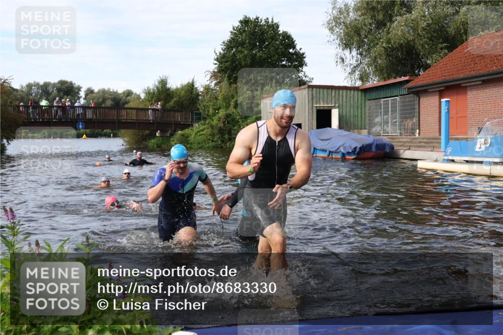 31.08.2025 - Elbe Triathlon Hamburg Luisa Fischer http://msf.ph/oto/8683330 31.08.2025 10:15:07 Schwimmen 956, 1057, 1068 meine-sportfotos.de