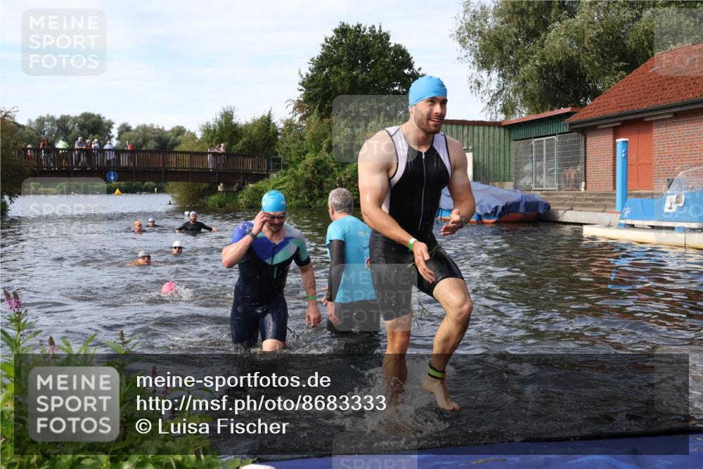 31.08.2025 - Elbe Triathlon Hamburg Luisa Fischer http://msf.ph/oto/8683333 31.08.2025 10:15:07 Schwimmen 956, 1057, 1068 meine-sportfotos.de