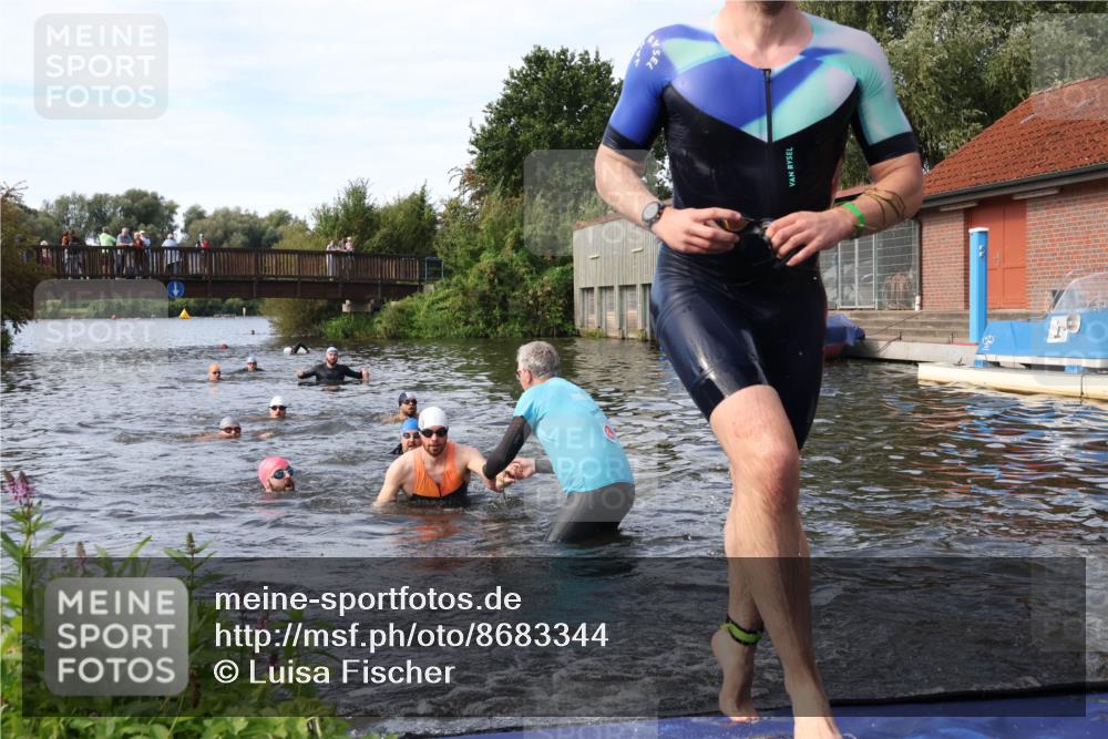 31.08.2025 - Elbe Triathlon Hamburg Luisa Fischer http://msf.ph/oto/8683344 31.08.2025 10:15:10 Schwimmen 956, 1057, 1068, 1072 meine-sportfotos.de