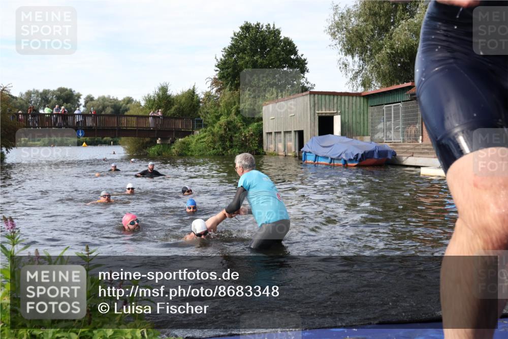 31.08.2025 - Elbe Triathlon Hamburg Luisa Fischer http://msf.ph/oto/8683348 31.08.2025 10:15:10 Schwimmen 956, 1057, 1068, 1072 meine-sportfotos.de