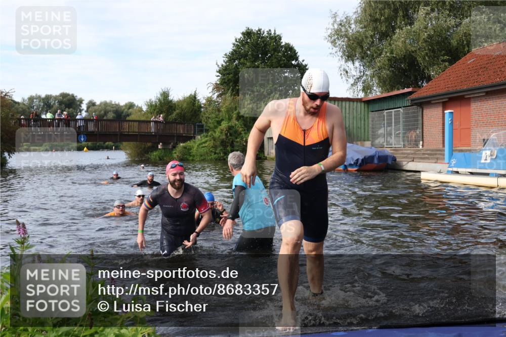 31.08.2025 - Elbe Triathlon Hamburg Luisa Fischer http://msf.ph/oto/8683357 31.08.2025 10:15:14 Schwimmen 956, 1057, 1068, 1072, 1102 meine-sportfotos.de