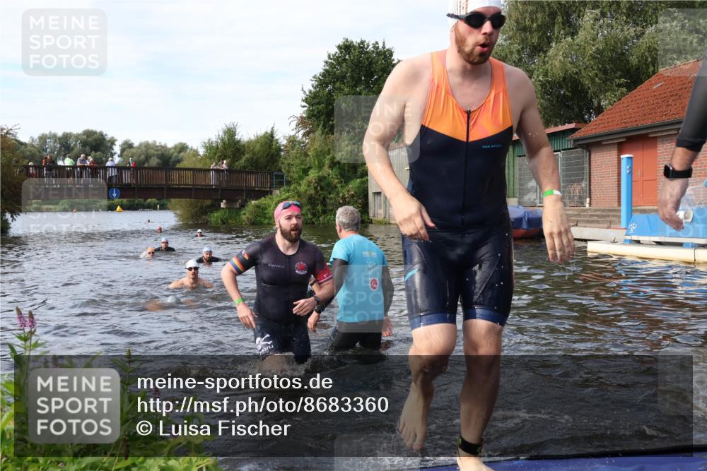 31.08.2025 - Elbe Triathlon Hamburg Luisa Fischer http://msf.ph/oto/8683360 31.08.2025 10:15:14 Schwimmen 956, 1057, 1068, 1072, 1102 meine-sportfotos.de