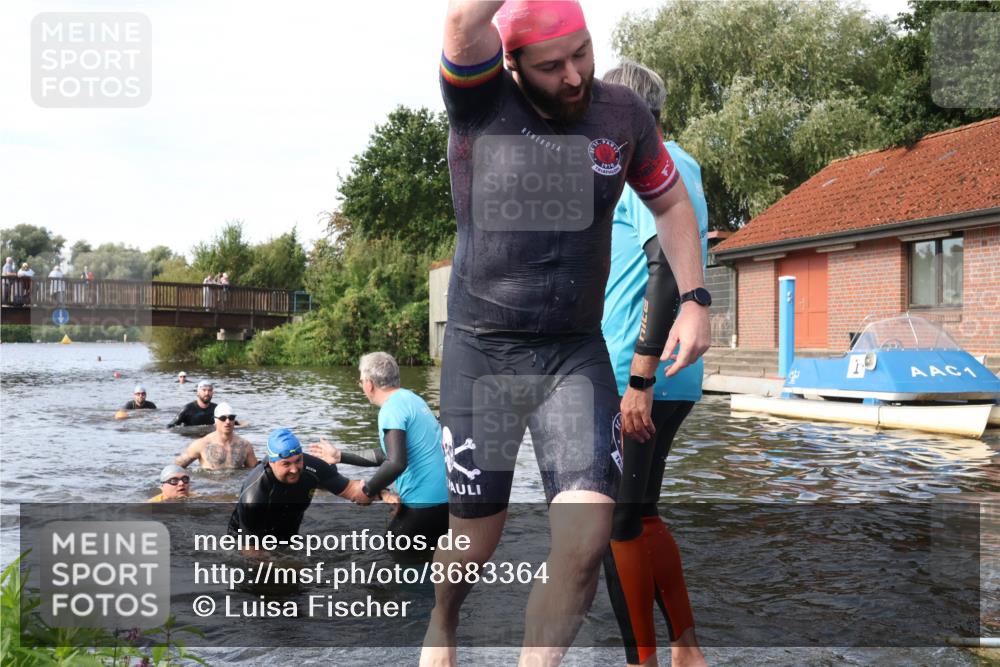 31.08.2025 - Elbe Triathlon Hamburg Luisa Fischer http://msf.ph/oto/8683364 31.08.2025 10:15:18 Schwimmen 1040, 1068, 1072, 1102 meine-sportfotos.de