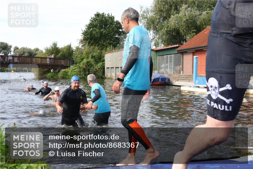 31.08.2025 - Elbe Triathlon Hamburg Luisa Fischer http://msf.ph/oto/8683367 31.08.2025 10:15:18 Schwimmen 1040, 1068, 1072, 1102 meine-sportfotos.de