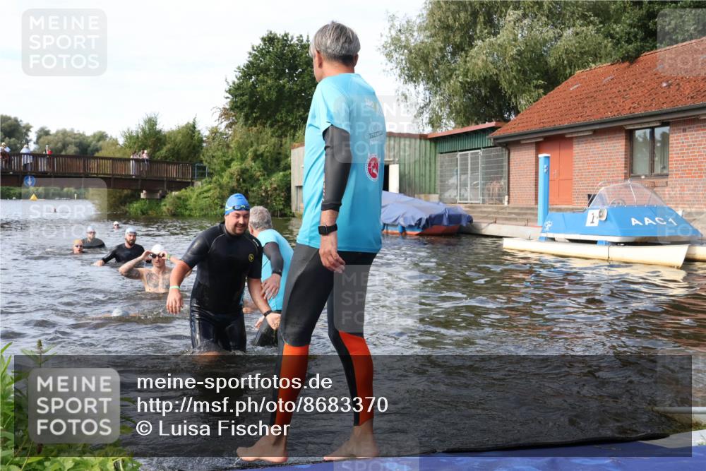 31.08.2025 - Elbe Triathlon Hamburg Luisa Fischer http://msf.ph/oto/8683370 31.08.2025 10:15:19 Schwimmen 1011, 1040, 1068, 1072, 1102 meine-sportfotos.de