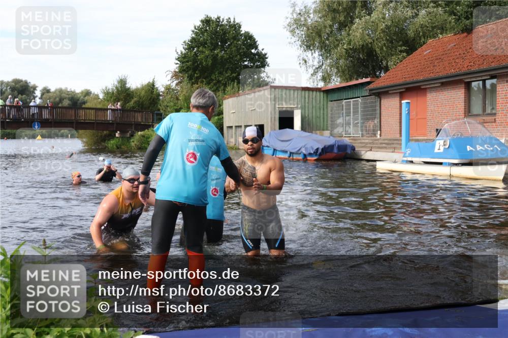 31.08.2025 - Elbe Triathlon Hamburg Luisa Fischer http://msf.ph/oto/8683372 31.08.2025 10:15:23 Schwimmen 1011, 1040, 1041, 1102 meine-sportfotos.de