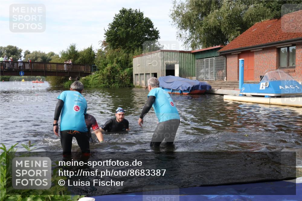 31.08.2025 - Elbe Triathlon Hamburg Luisa Fischer http://msf.ph/oto/8683387 31.08.2025 10:15:35 Schwimmen 1098, 1104, 1105 meine-sportfotos.de