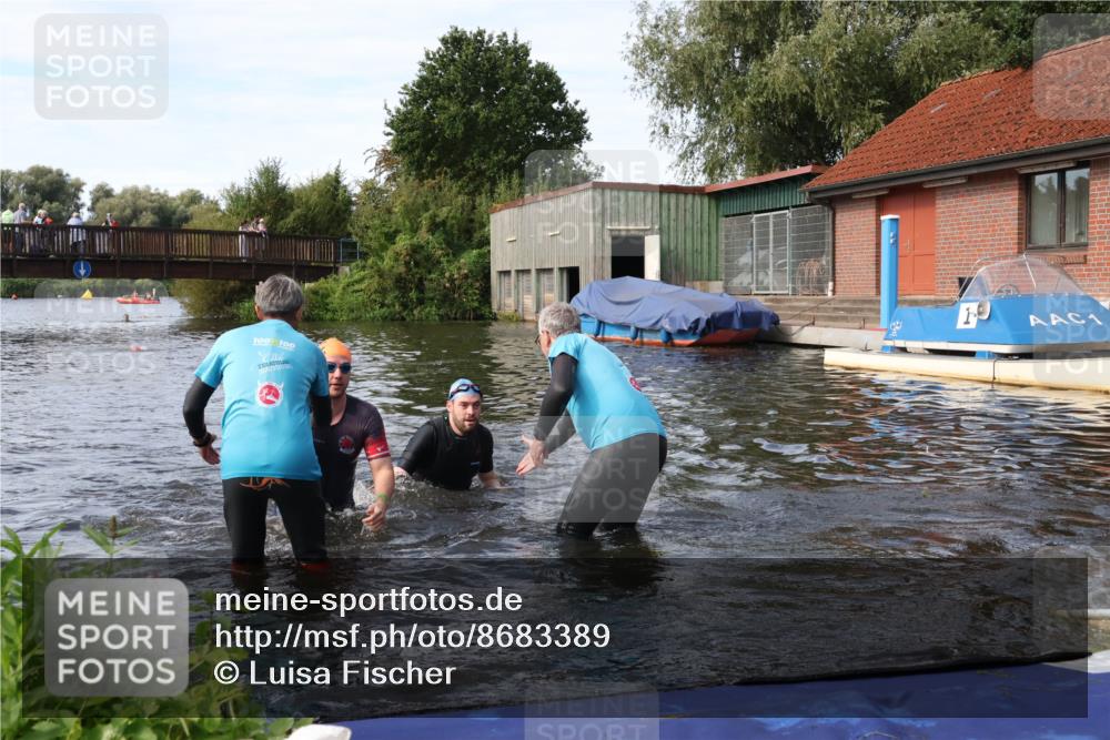 31.08.2025 - Elbe Triathlon Hamburg Luisa Fischer http://msf.ph/oto/8683389 31.08.2025 10:15:35 Schwimmen 1098, 1104, 1105 meine-sportfotos.de