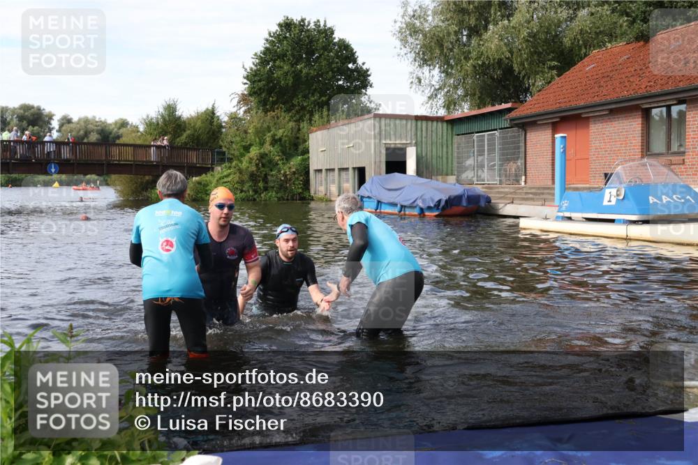 31.08.2025 - Elbe Triathlon Hamburg Luisa Fischer http://msf.ph/oto/8683390 31.08.2025 10:15:35 Schwimmen 1098, 1104, 1105 meine-sportfotos.de