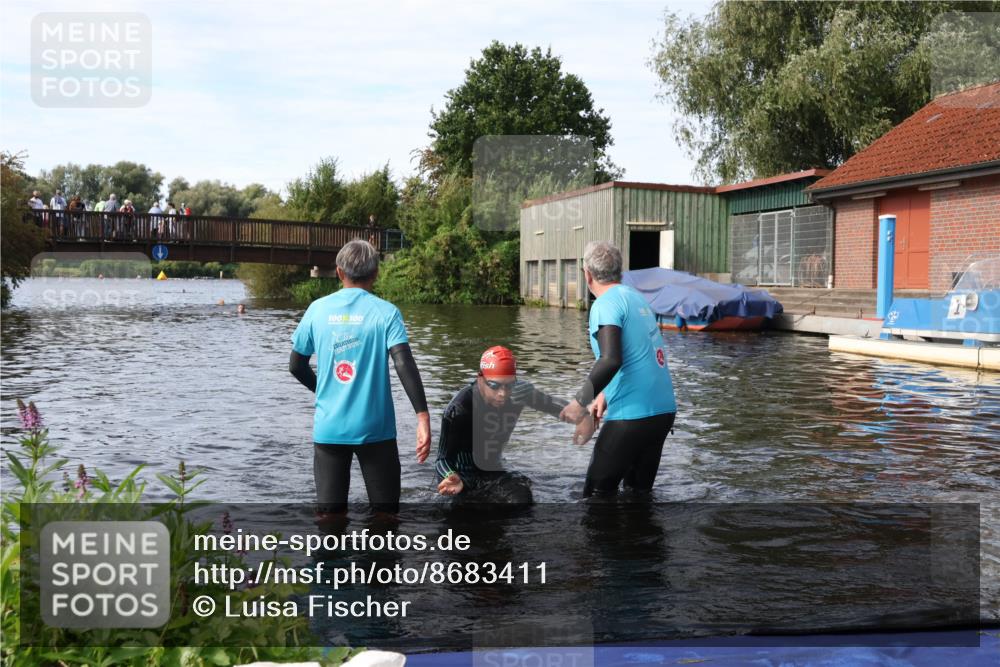 31.08.2025 - Elbe Triathlon Hamburg Luisa Fischer http://msf.ph/oto/8683411 31.08.2025 10:16:08 Schwimmen 949, 991 meine-sportfotos.de