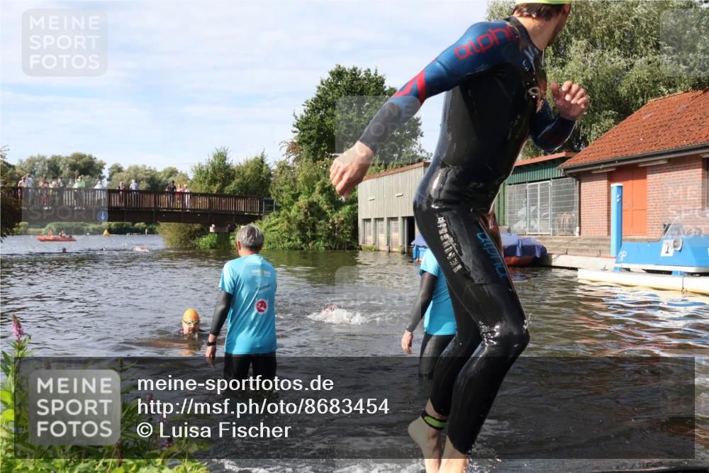 31.08.2025 - Elbe Triathlon Hamburg Luisa Fischer http://msf.ph/oto/8683454 31.08.2025 10:17:15 Schwimmen 1133, 1149 meine-sportfotos.de
