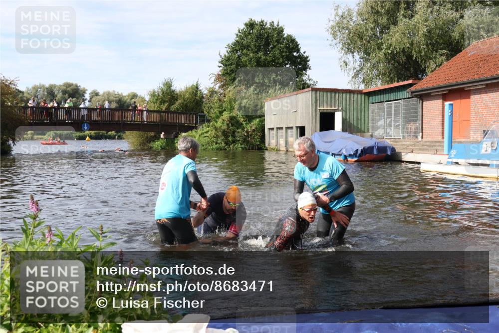 31.08.2025 - Elbe Triathlon Hamburg Luisa Fischer http://msf.ph/oto/8683471 31.08.2025 10:17:20 Schwimmen 1079, 1133, 1149 meine-sportfotos.de