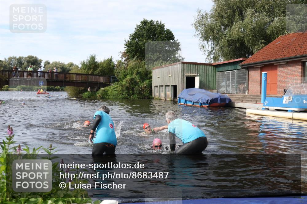 31.08.2025 - Elbe Triathlon Hamburg Luisa Fischer http://msf.ph/oto/8683487 31.08.2025 10:17:57 Schwimmen 1129, 1145, 1148 meine-sportfotos.de