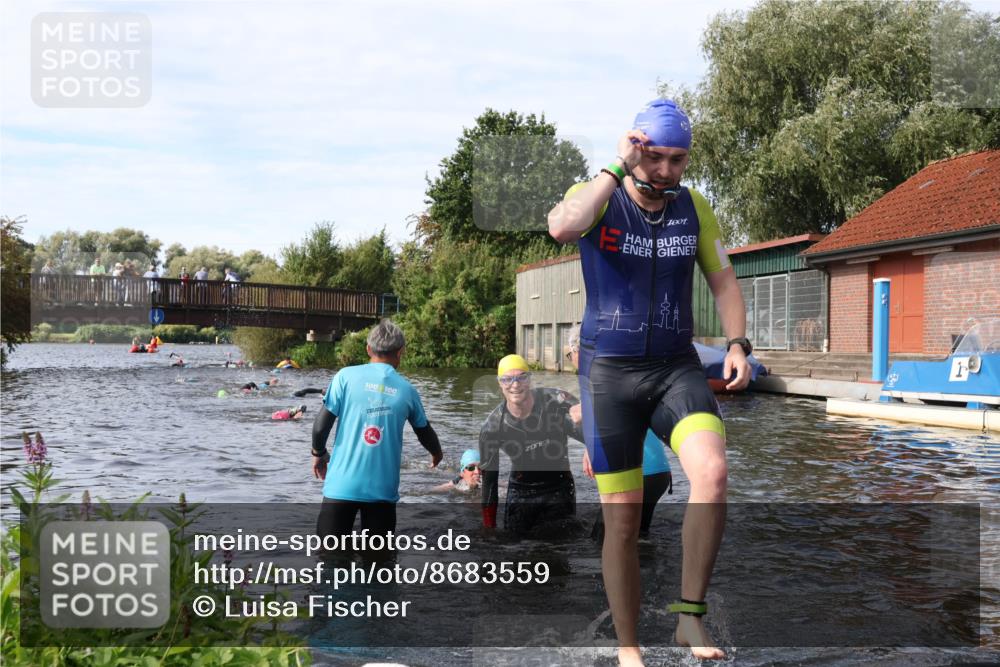 31.08.2025 - Elbe Triathlon Hamburg Luisa Fischer http://msf.ph/oto/8683559 31.08.2025 10:18:45 Schwimmen 1025, 1160, 1191 meine-sportfotos.de