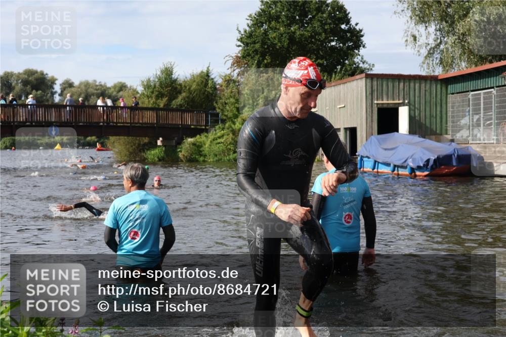 31.08.2025 - Elbe Triathlon Hamburg Luisa Fischer http://msf.ph/oto/8684721 31.08.2025 10:30:38 Schwimmen 1283, 1329 meine-sportfotos.de