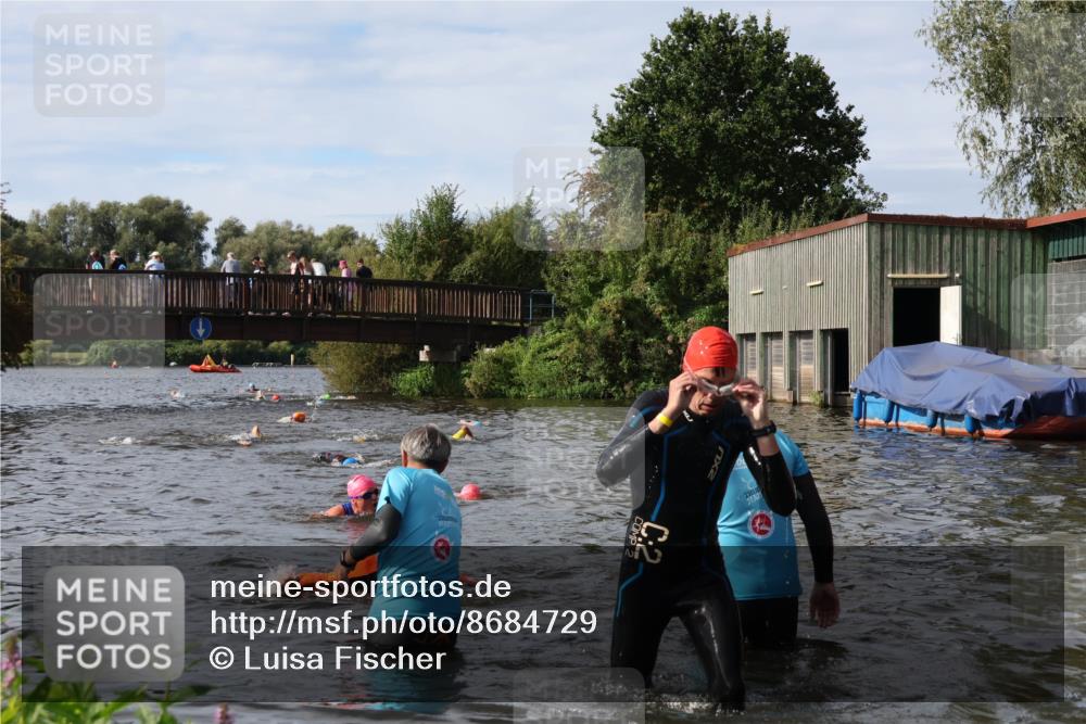 31.08.2025 - Elbe Triathlon Hamburg Luisa Fischer http://msf.ph/oto/8684729 31.08.2025 10:30:49 Schwimmen 1321, 1326 meine-sportfotos.de