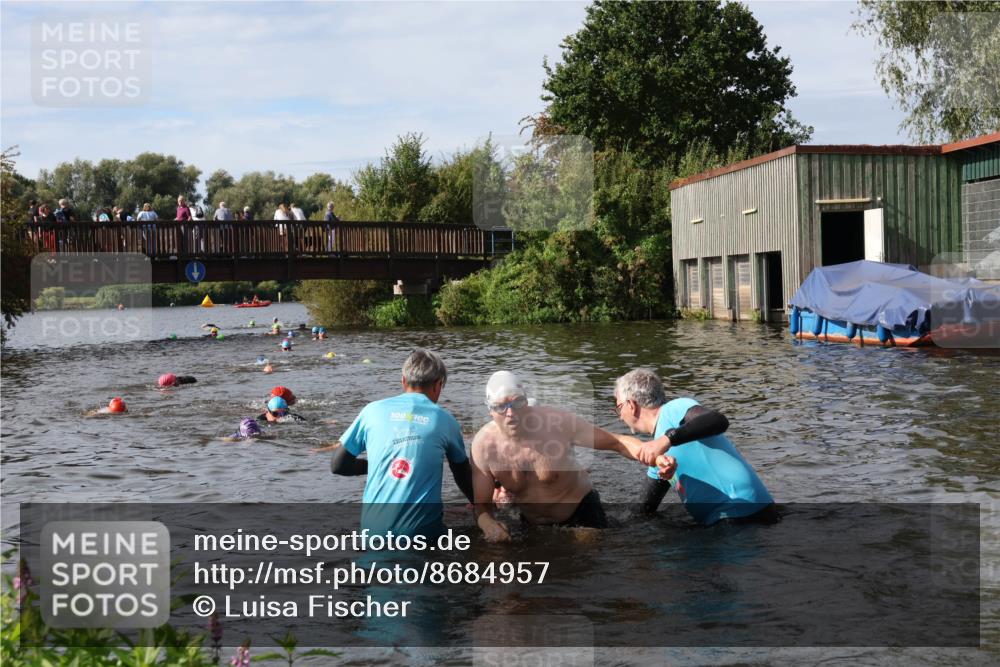 31.08.2025 - Elbe Triathlon Hamburg Luisa Fischer http://msf.ph/oto/8684957 31.08.2025 10:32:35 Schwimmen 1263, 1319, 1335 meine-sportfotos.de