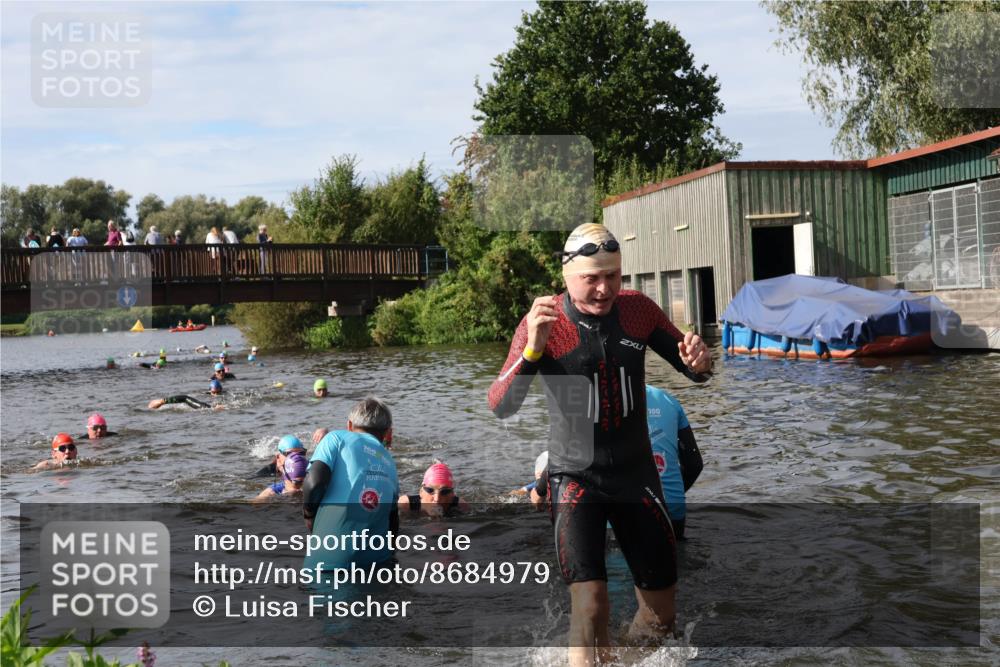 31.08.2025 - Elbe Triathlon Hamburg Luisa Fischer http://msf.ph/oto/8684979 31.08.2025 10:32:40 Schwimmen 1263, 1318, 1322, 1335 meine-sportfotos.de