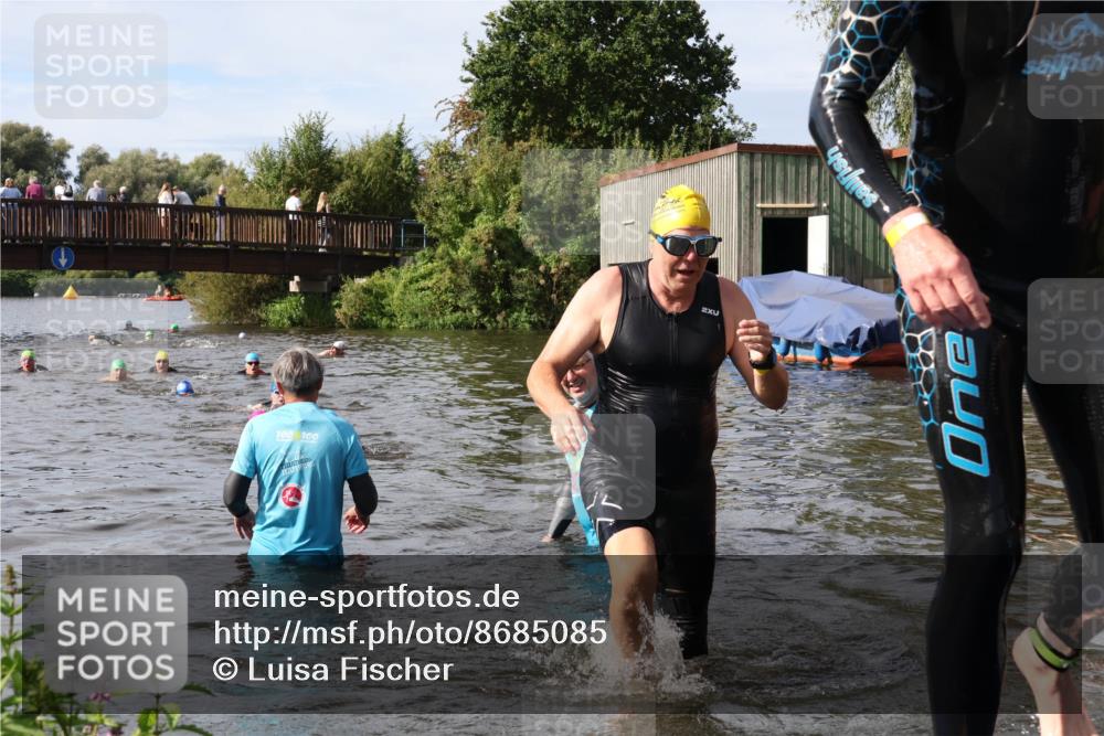 31.08.2025 - Elbe Triathlon Hamburg Luisa Fischer http://msf.ph/oto/8685085 31.08.2025 10:33:13 Schwimmen 1317, 1332, 1334 meine-sportfotos.de