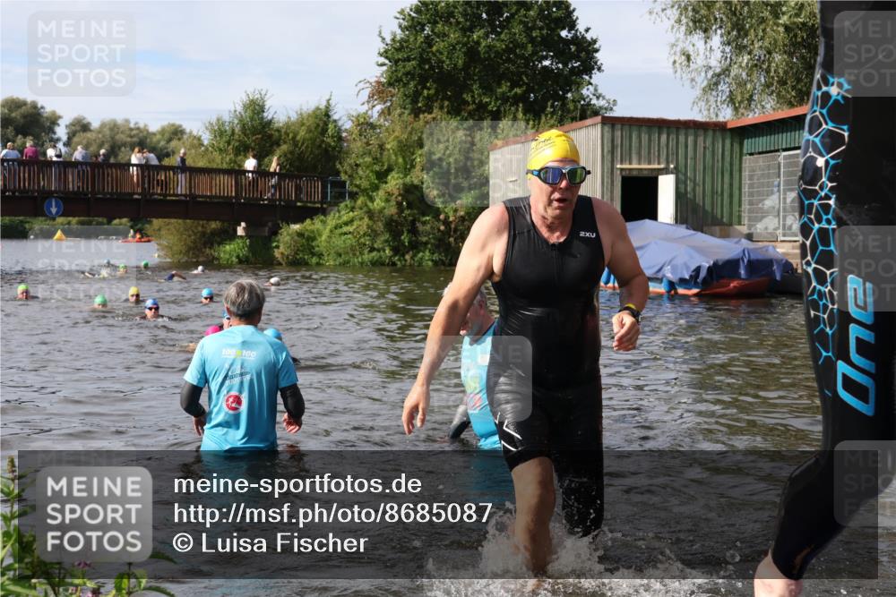 31.08.2025 - Elbe Triathlon Hamburg Luisa Fischer http://msf.ph/oto/8685087 31.08.2025 10:33:13 Schwimmen 1317, 1332, 1334 meine-sportfotos.de