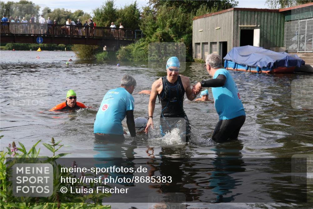 31.08.2025 - Elbe Triathlon Hamburg Luisa Fischer http://msf.ph/oto/8685383 31.08.2025 10:37:21 Schwimmen 1309, 1352, 1379 meine-sportfotos.de
