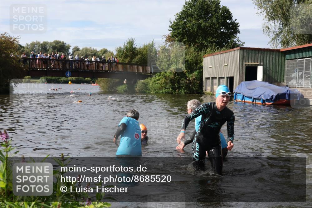 31.08.2025 - Elbe Triathlon Hamburg Luisa Fischer http://msf.ph/oto/8685520 31.08.2025 10:38:50 Schwimmen 1354, 1424, 1437 meine-sportfotos.de